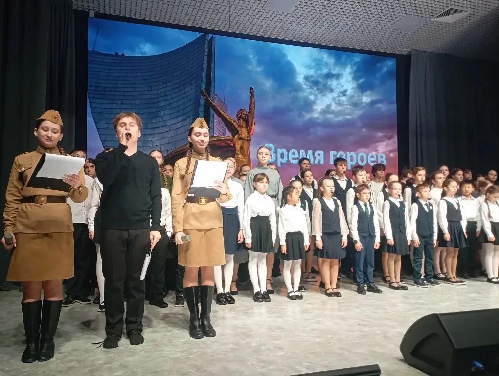 🎖️ Время героев  🌟 В школе №115 состоялось особенное событие — театрализованное представление «Время
