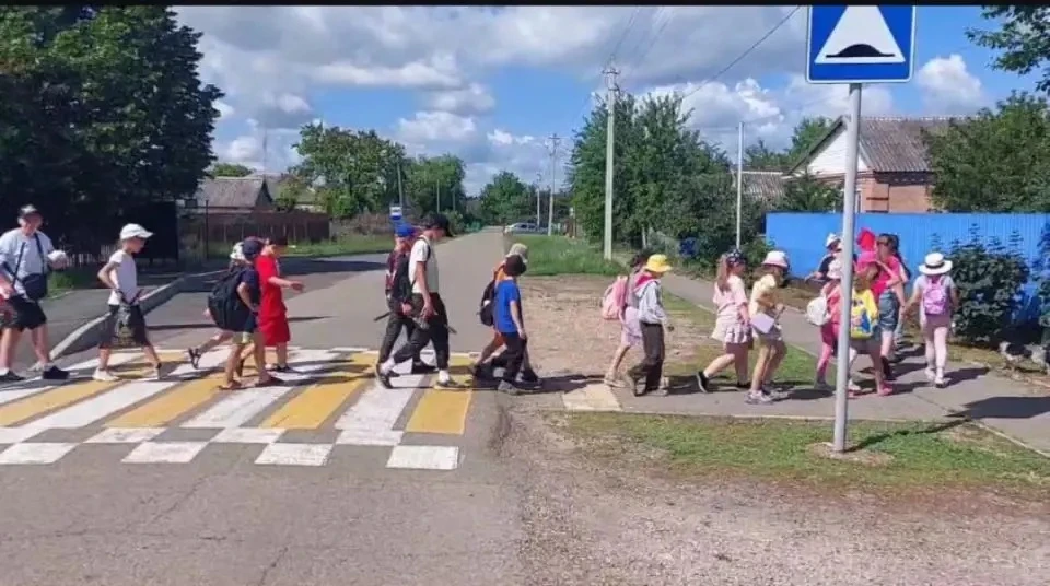 Перед выходом на природу ребята повторили ПДД и на практике отработали безопасный переход дороги. Бе