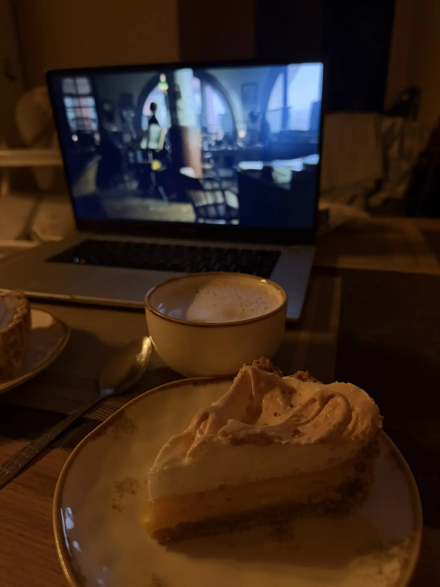Прямо сейчас едим лимонный пирог Бри Ван де Камп, приготовленный мужем 🍰 и смотрим «Ма...