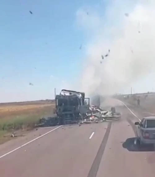 Последствия атаки БПЛА на грузовик в Крыму