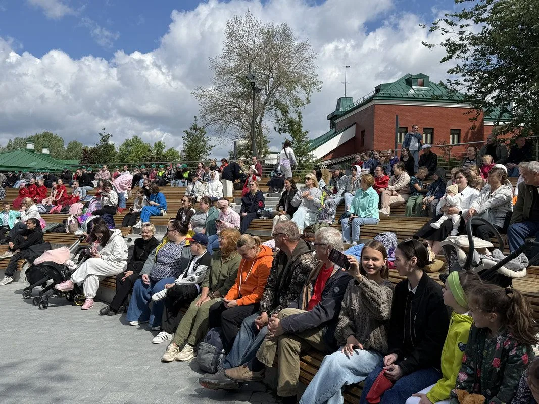 1 июня перед Летней эстрадой Литературного квартала собралась яркая, пестрая толпа зрителей – это ре