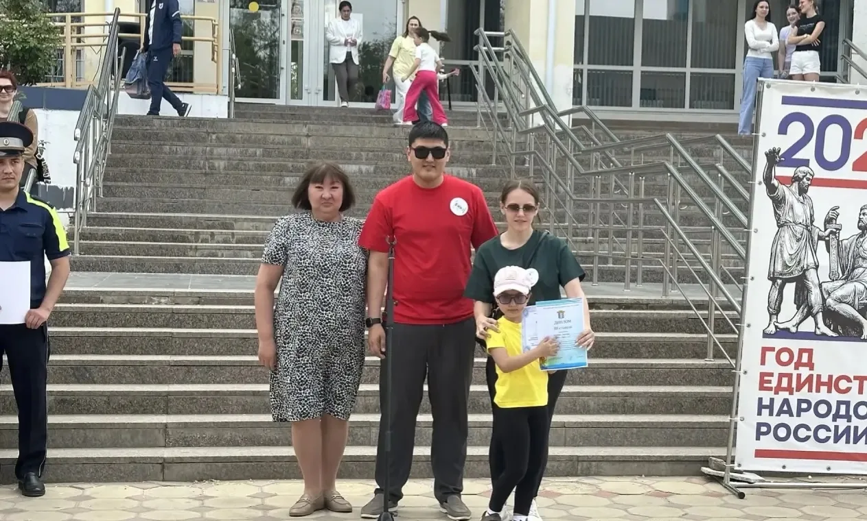 В Элисте прошла акция по безопасности дорожного движения «Мама, папа и я – ЮПИДовская семья!» 🛑  🚸 1