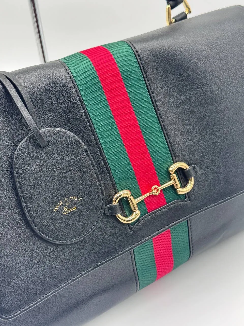 Gucci с фирменной красно-зеленой полосой Web и золотистой пряжкой в виде трензеля.