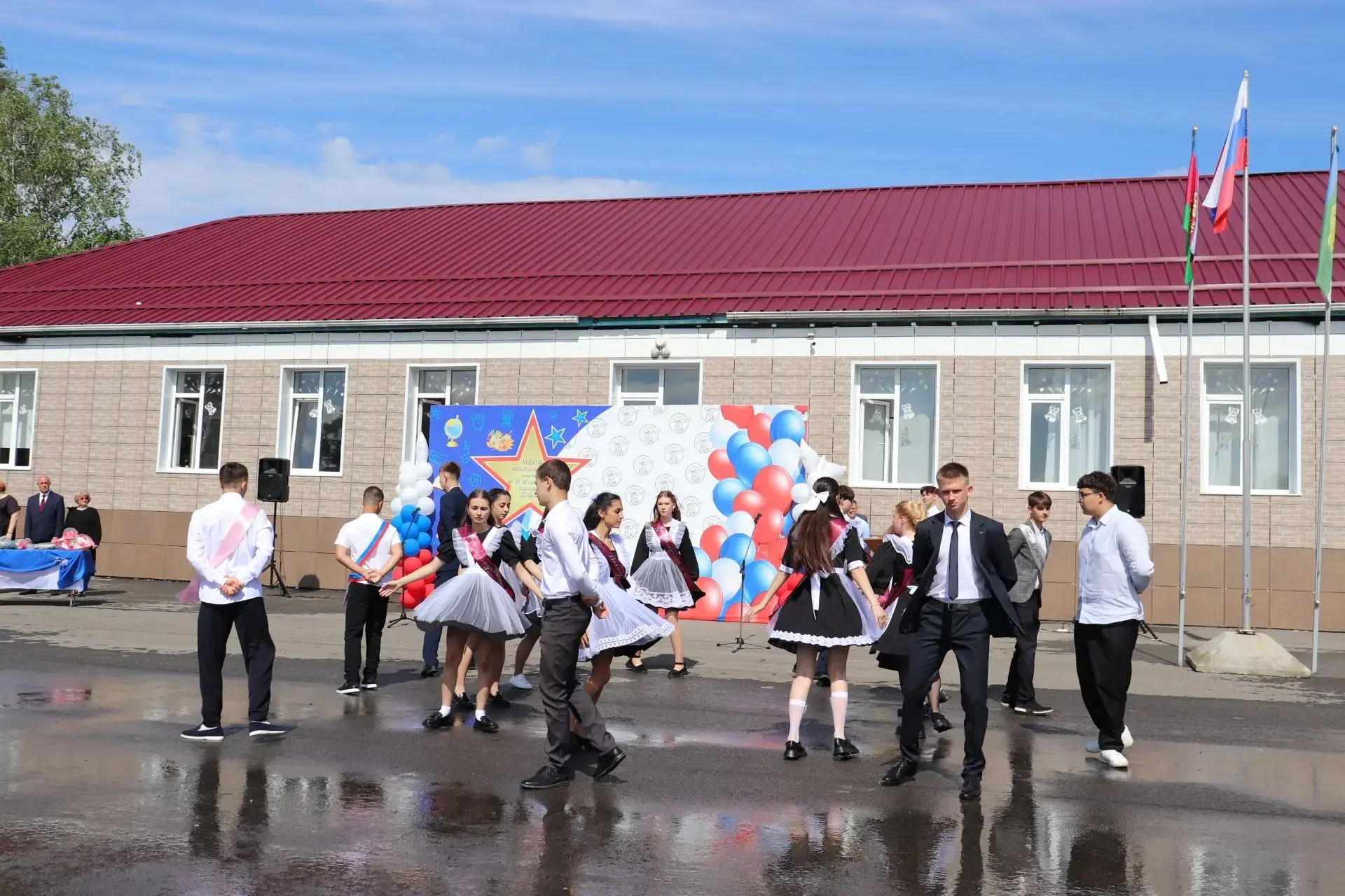 🔔В школах Мостовского района прозвенел последний звонок для  953 выпускников.   Среди них 208 одинна