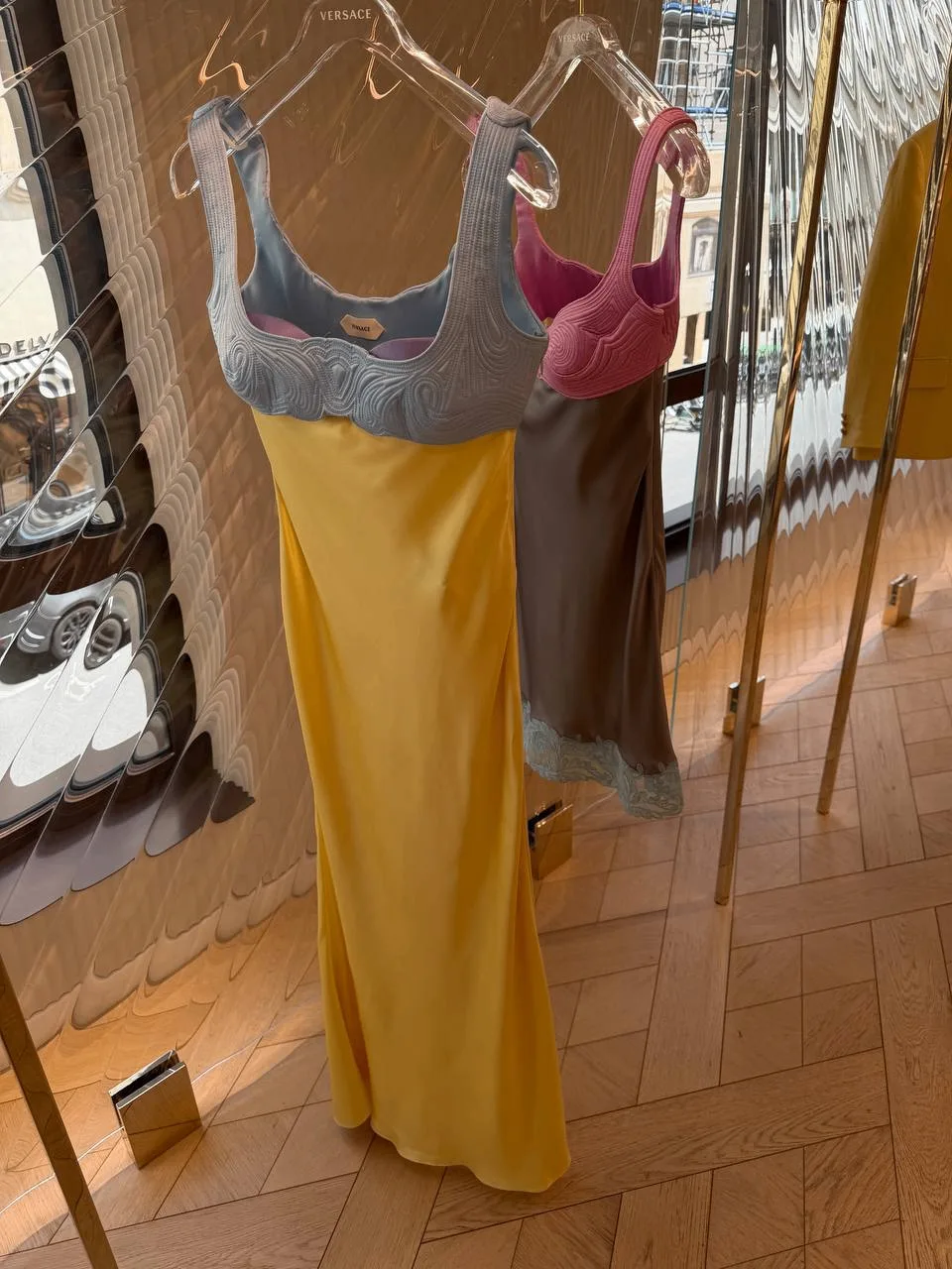 Платья Versace из новой коллекции, цветовая гамма просто конфеты 🍭