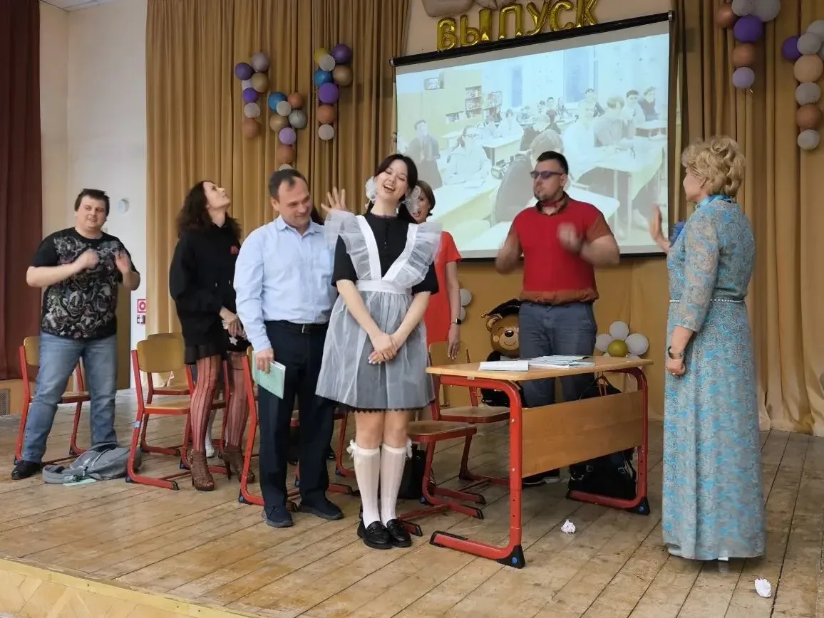 🔔ПОСЛЕДНИЙ ЗВОНОК НА ВРАЧЕБНОМ — ФЕЙЕРВЕРК ЭМОЦИЙ!   Для 11 «А» в корпусе на Врачебном, дом 12 прозв