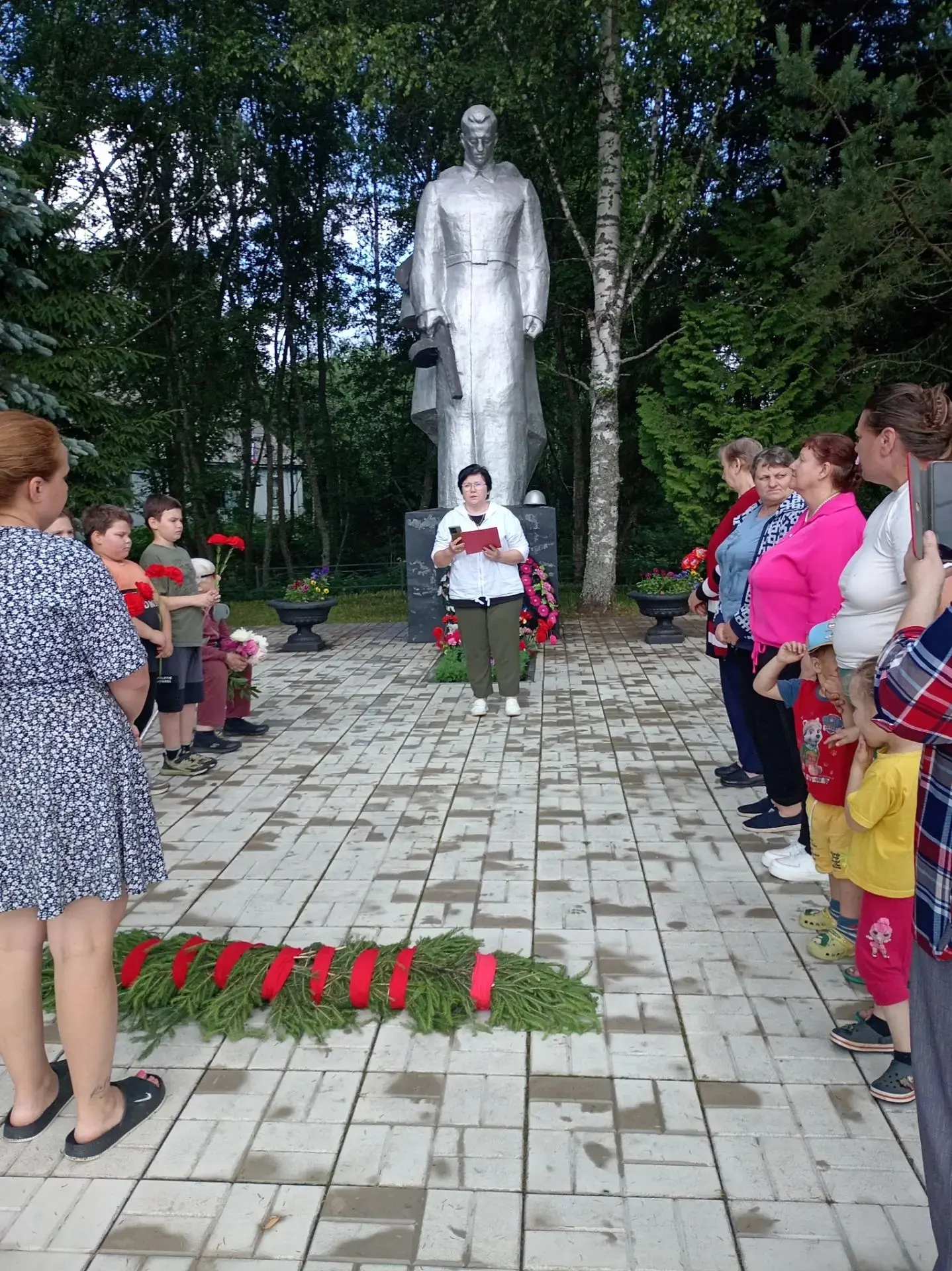 Сегодня завершающий день лагерной смены "До новых встреч". С утра провели инструктаж по ТБ на летние