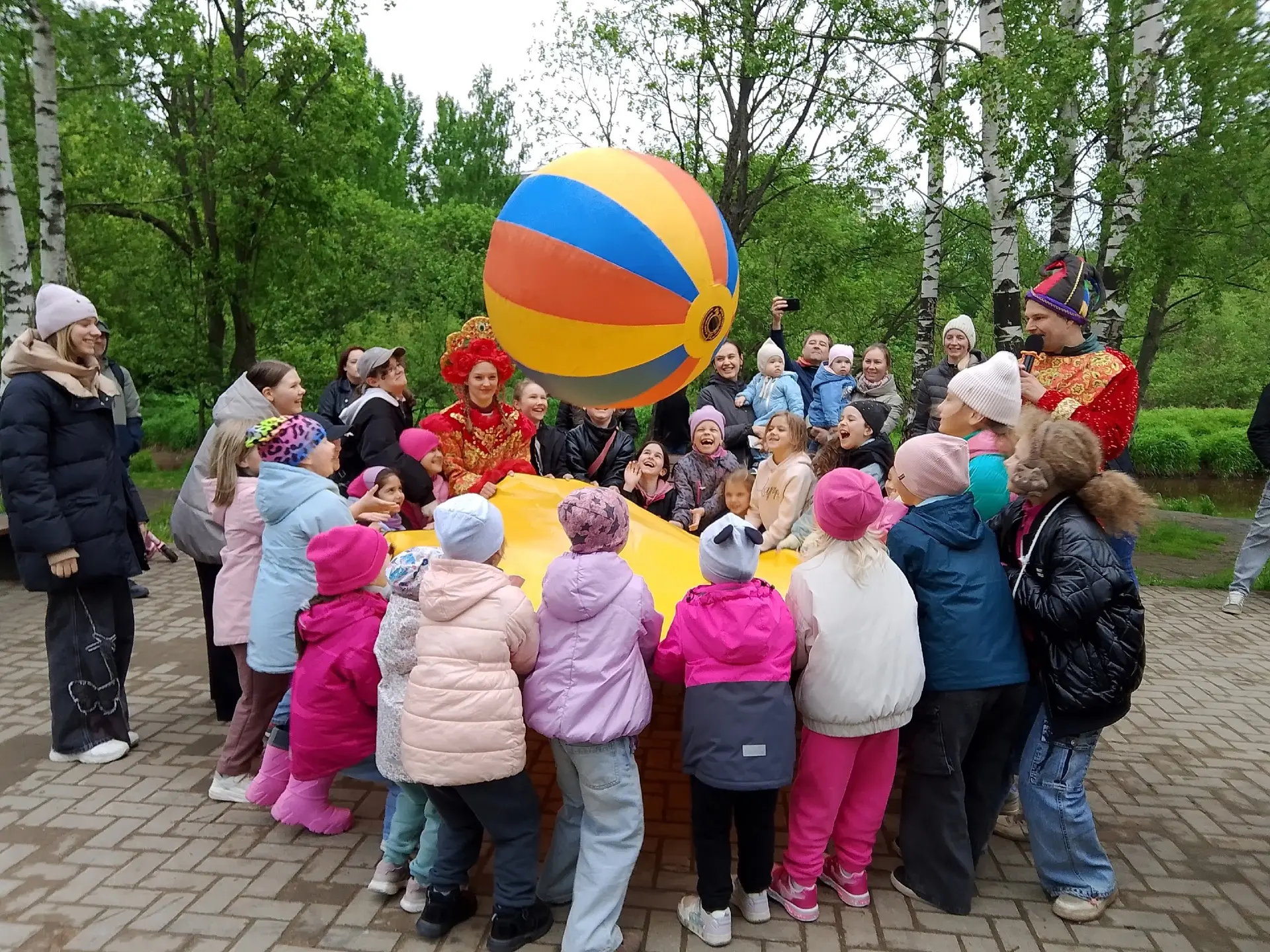 💫Праздничный день продолжается программой «Волшебный клубок» на набережной реки Охты. ...