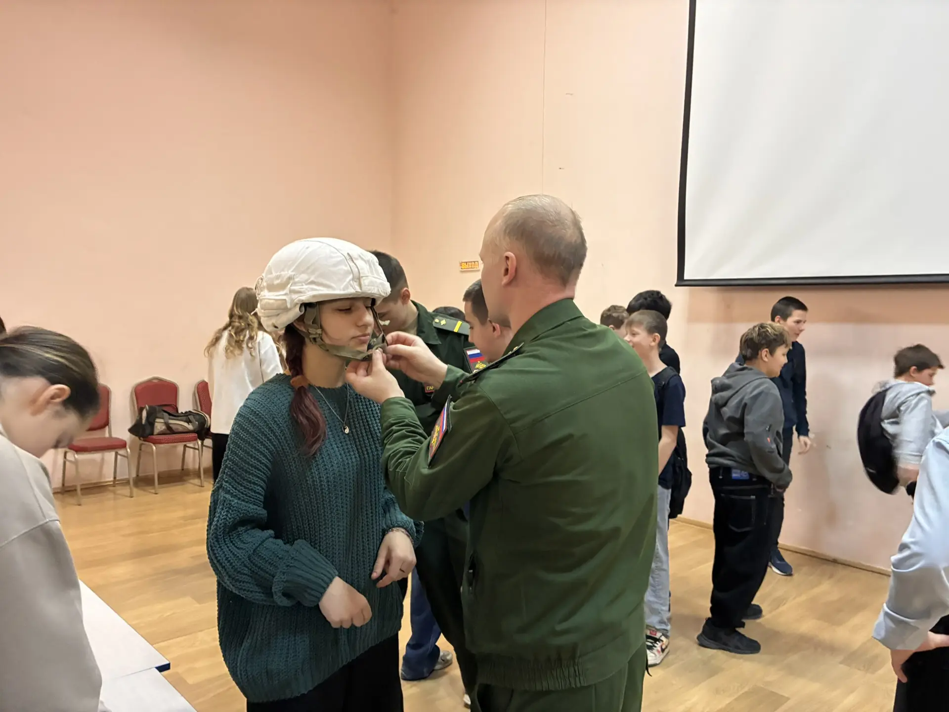 🇷🇺 Встреча с героями: в школе №175 прошел Урок мужества🇷🇺  В рамках патриотического воспитания молод
