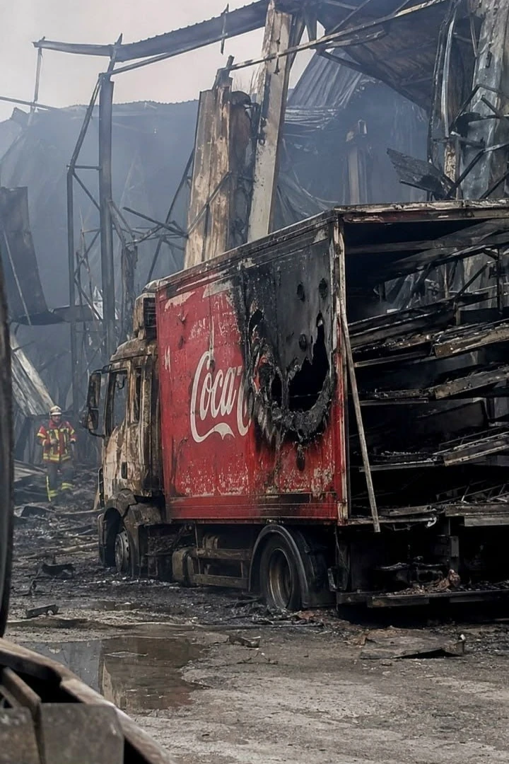 ❗️🇺🇦 В сожжённых грузовиках Coca-Cola, предварительно, обнаружены направляющие для за...