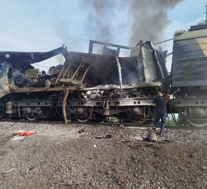 ВС РФ уничтожили локомотив грузового поезда в Днепропетровской области.
