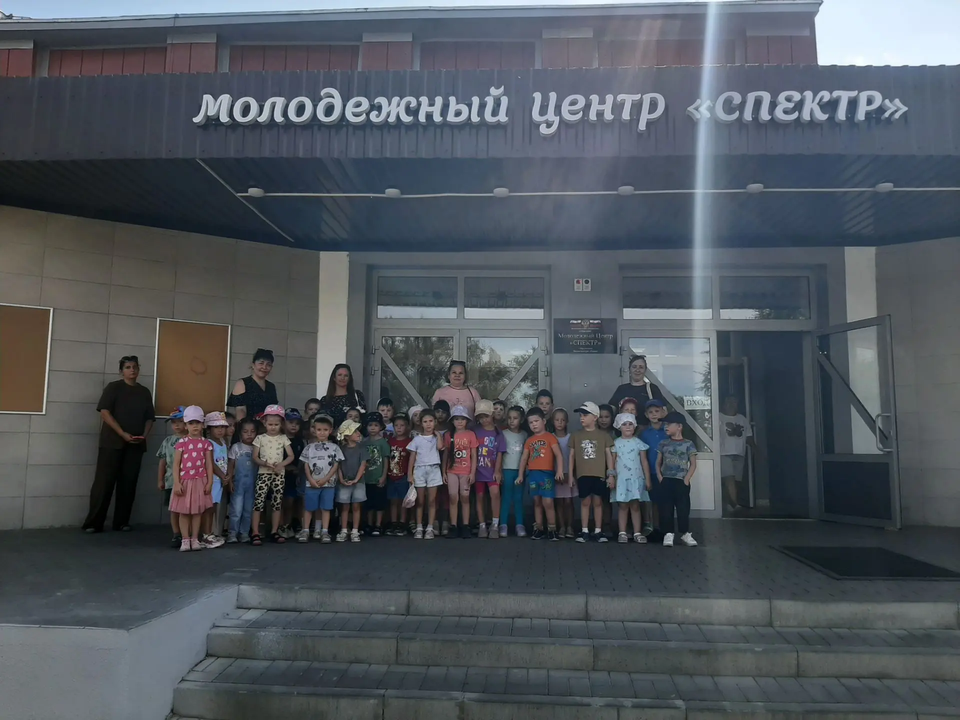 Сегодня дети групп "Веснушки" и "Звёздочки" посетили кинотеатр "Спектр". В кинотеатре и...