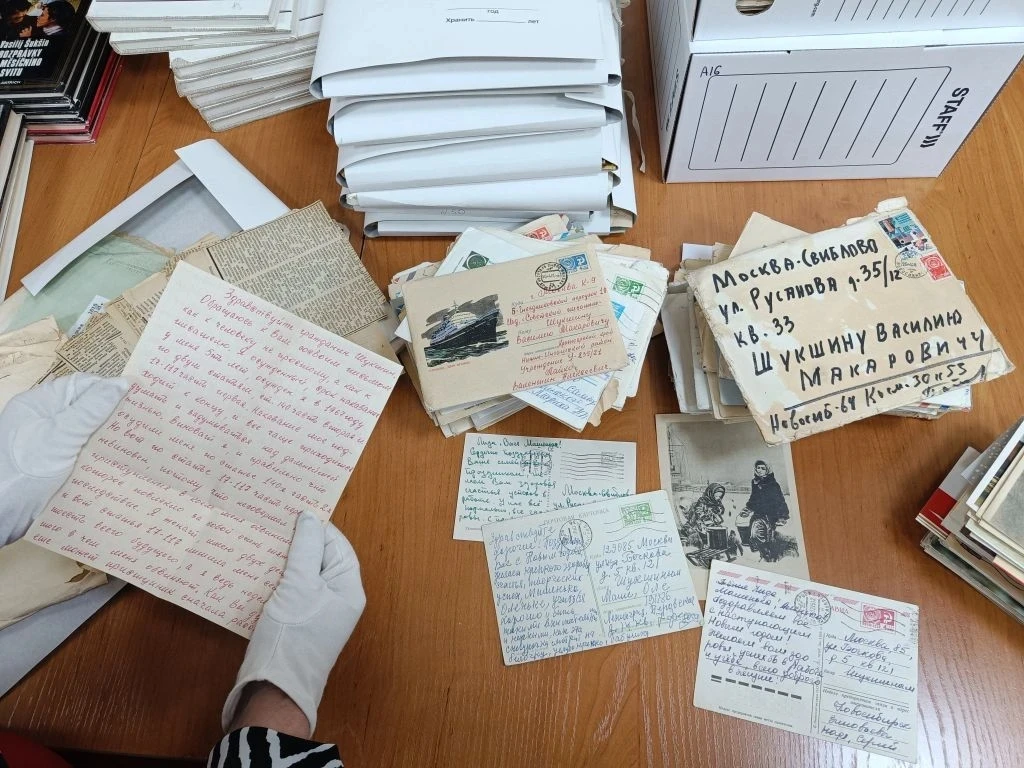 📜 Знаменательное событие в музее В. М. Шукшина: передан уникальный семейный архив!