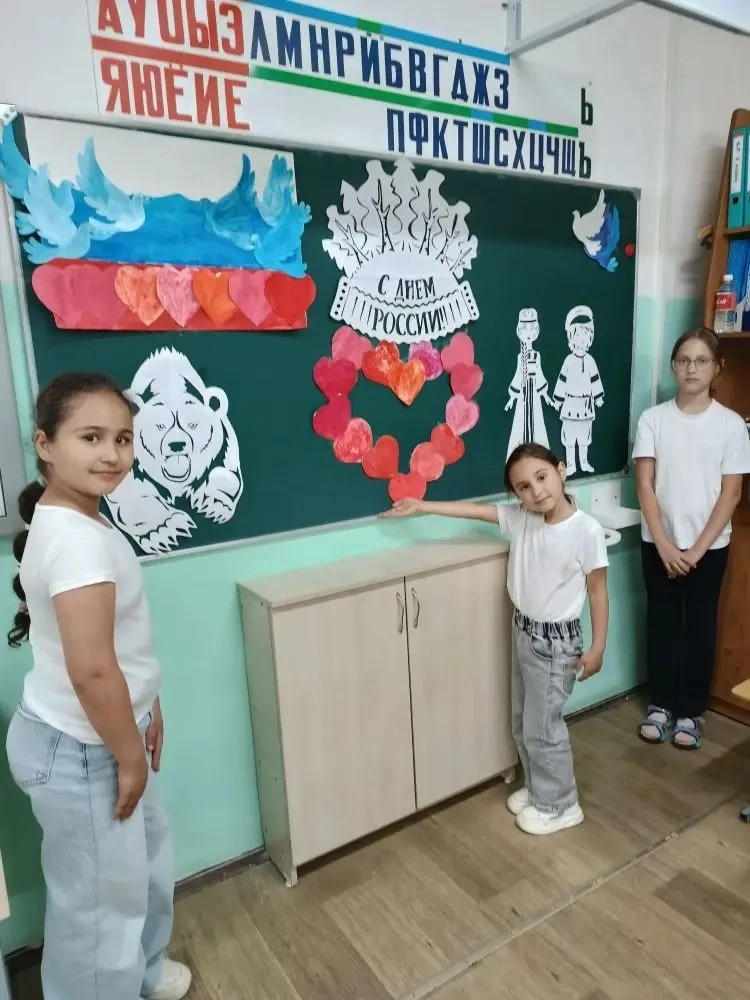 Атмосфера творчества 🎨✨

Ребята из 1 отряда решили поздравить всех с наступающим Днём России по-осо