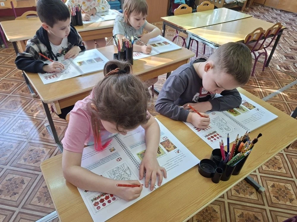 Дошкольное отделение: детский сад " Осинка", согласно программе "Родники добра", в старшей группе "М