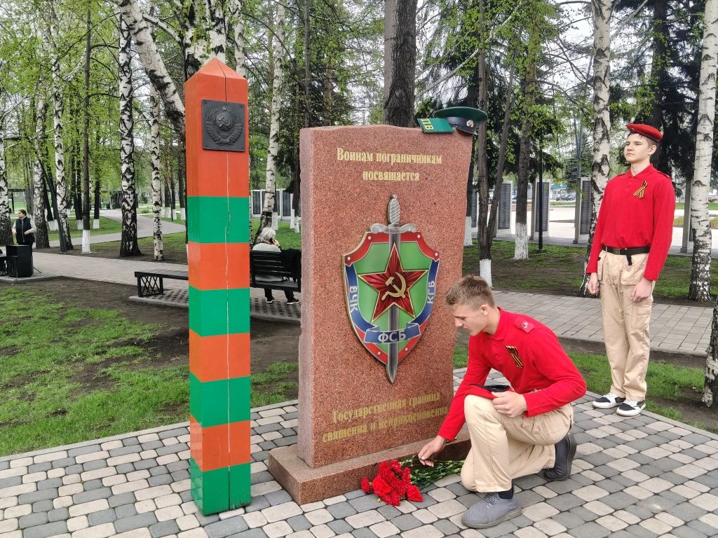 🇷🇺Этих дней не смолкнет  слава.. 🇷🇺 8 мая учащиеся школы приняли участие в церемонии возложения живы