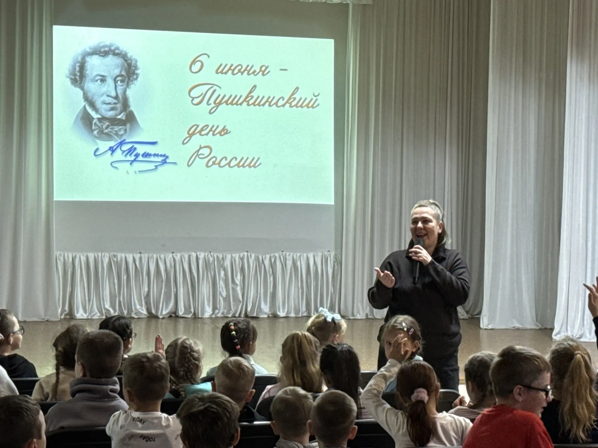 В Пушкинский день 6 июня в ДК с. Тополево для ребят детской пришкольной площадки проведен литературн