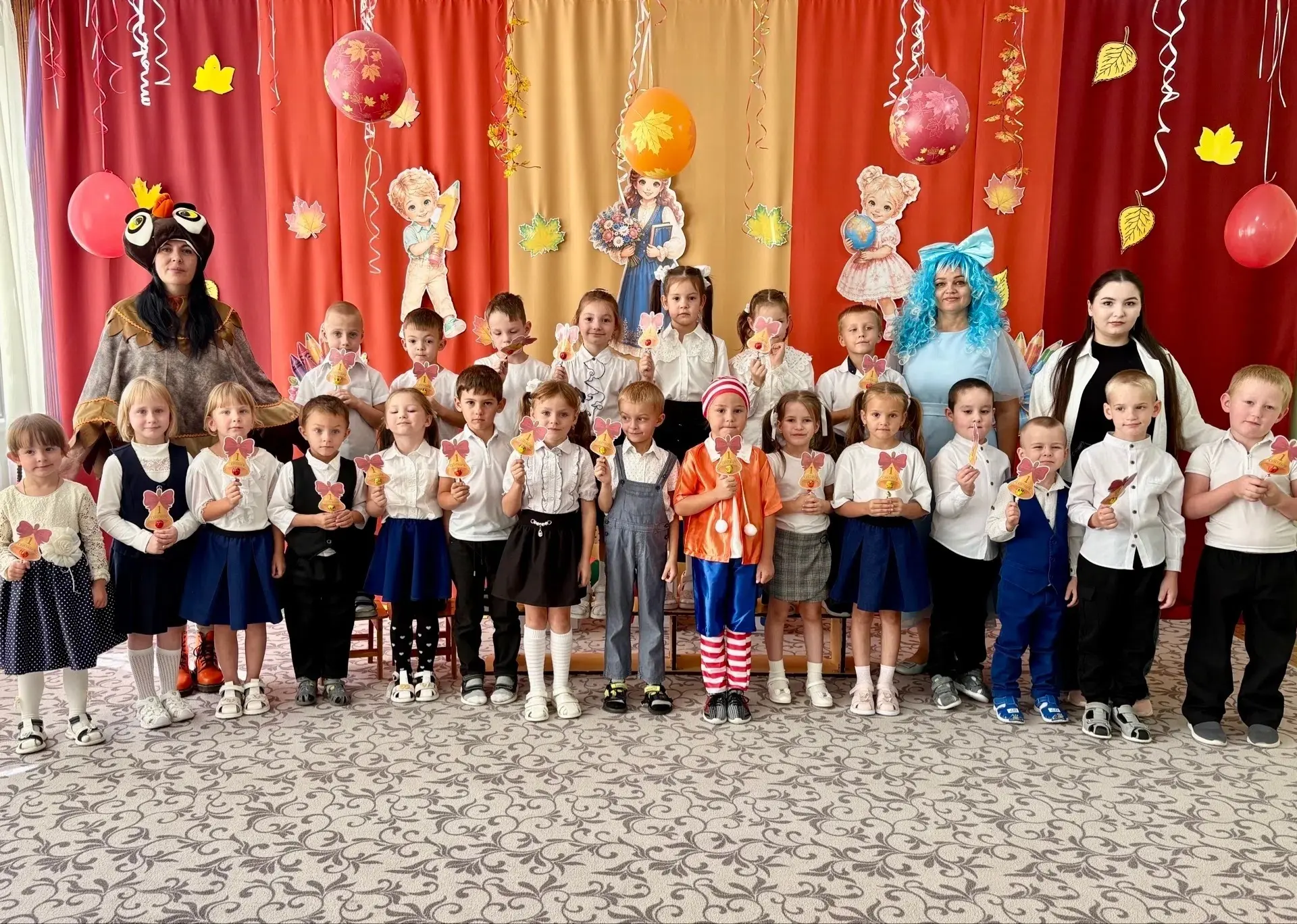 Сегодня в нашем детском саду «Алёнка» прошёл замечательный праздник — День знаний!