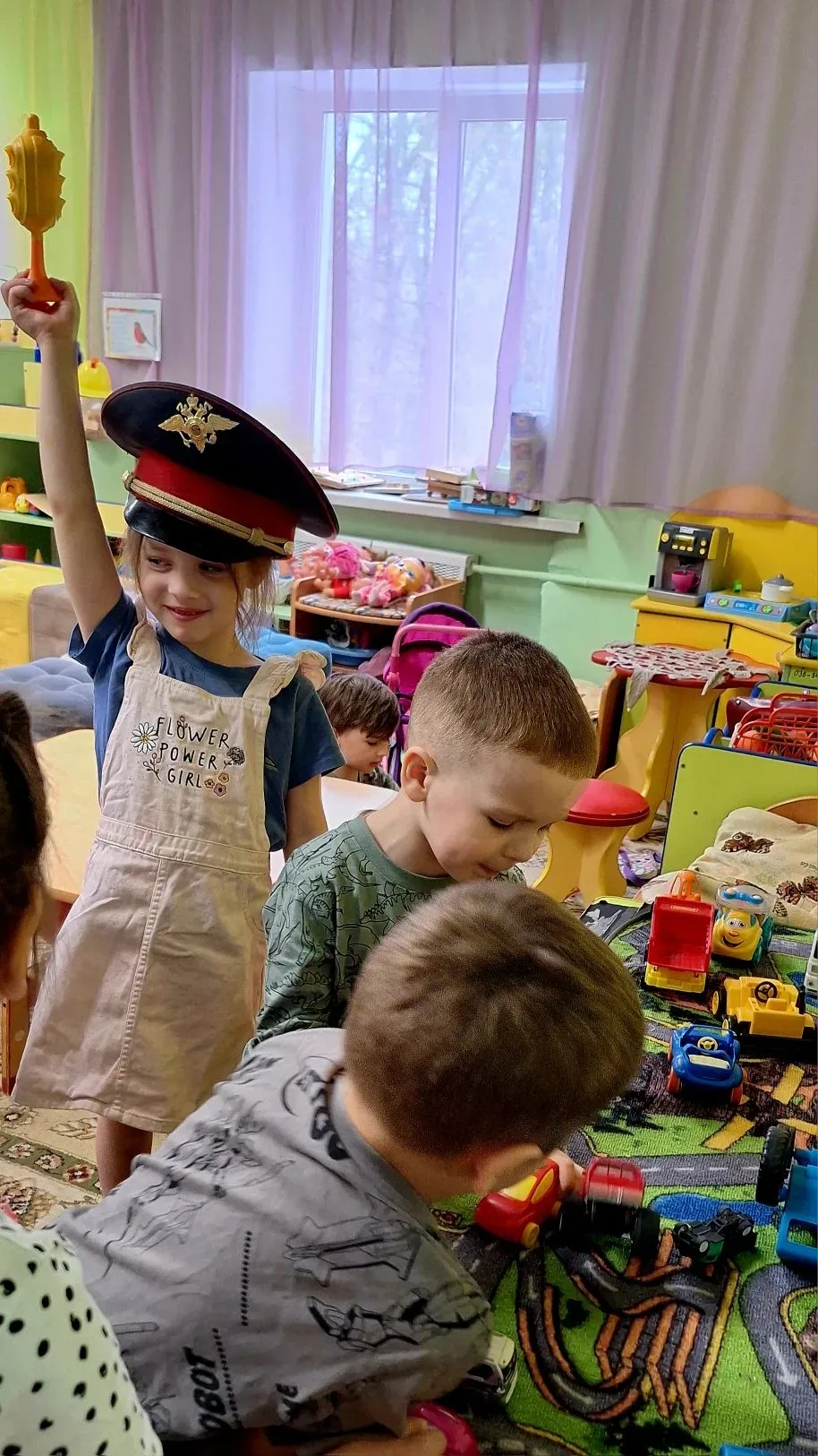 🚸🌻 На тематической неделе «Мир без опасностей» в группе «Подсолнушки» прошла важная б...