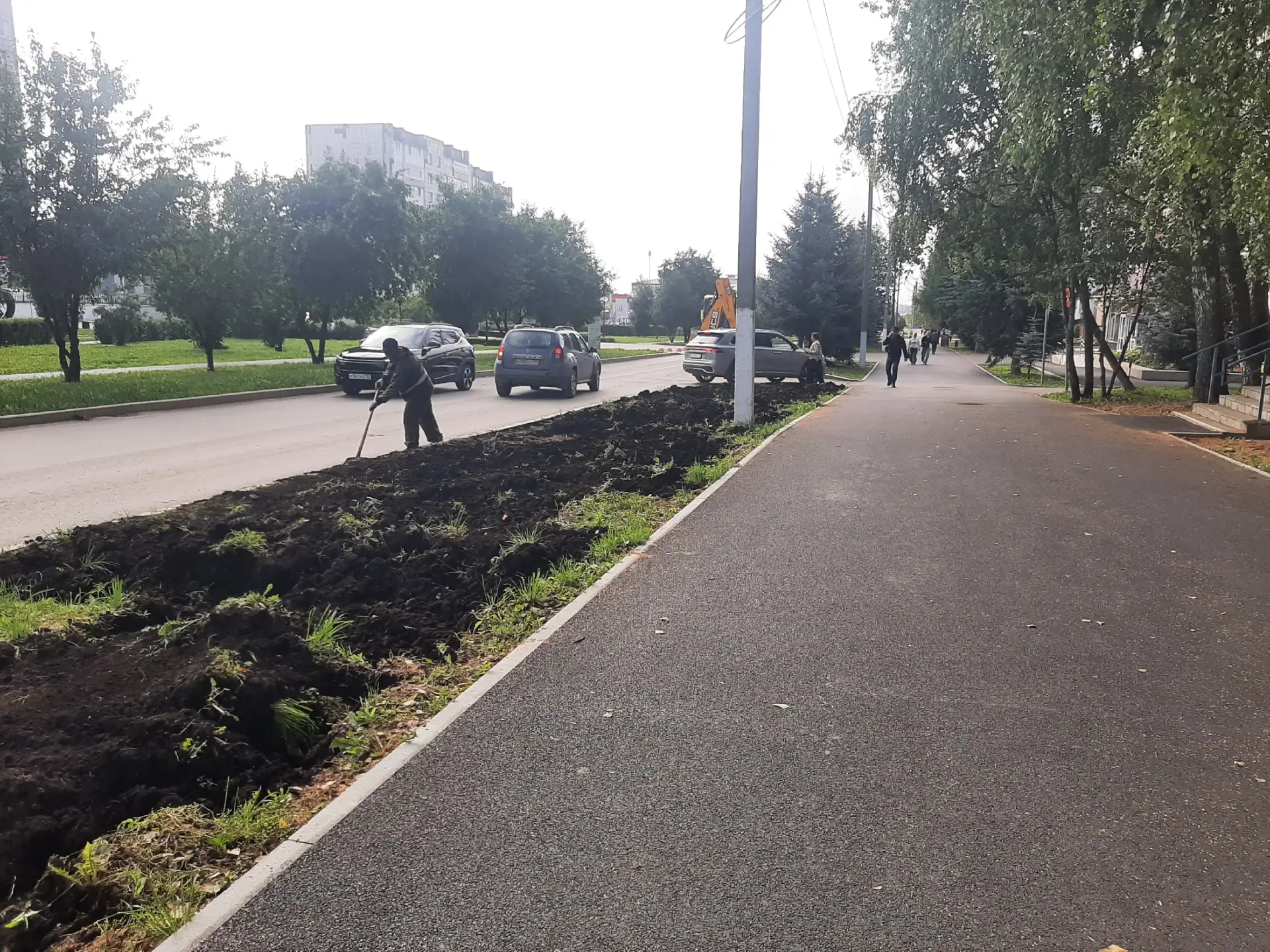 🚧 На Юбилейной улице идёт обновление: рабочие ровняют землю, устраняют ямы и бугры, го...