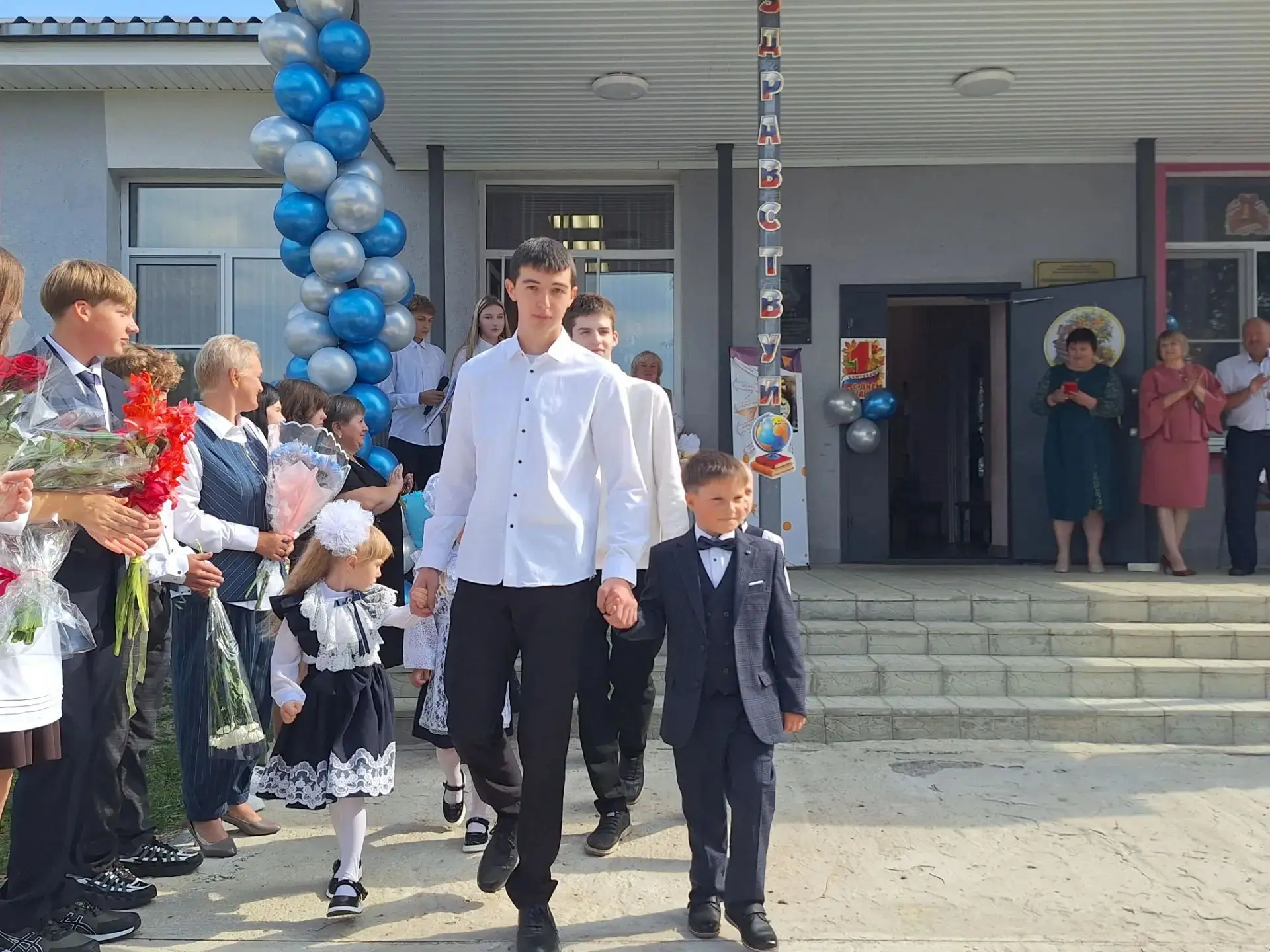 Первый звонок прозвенел для первоклассников!