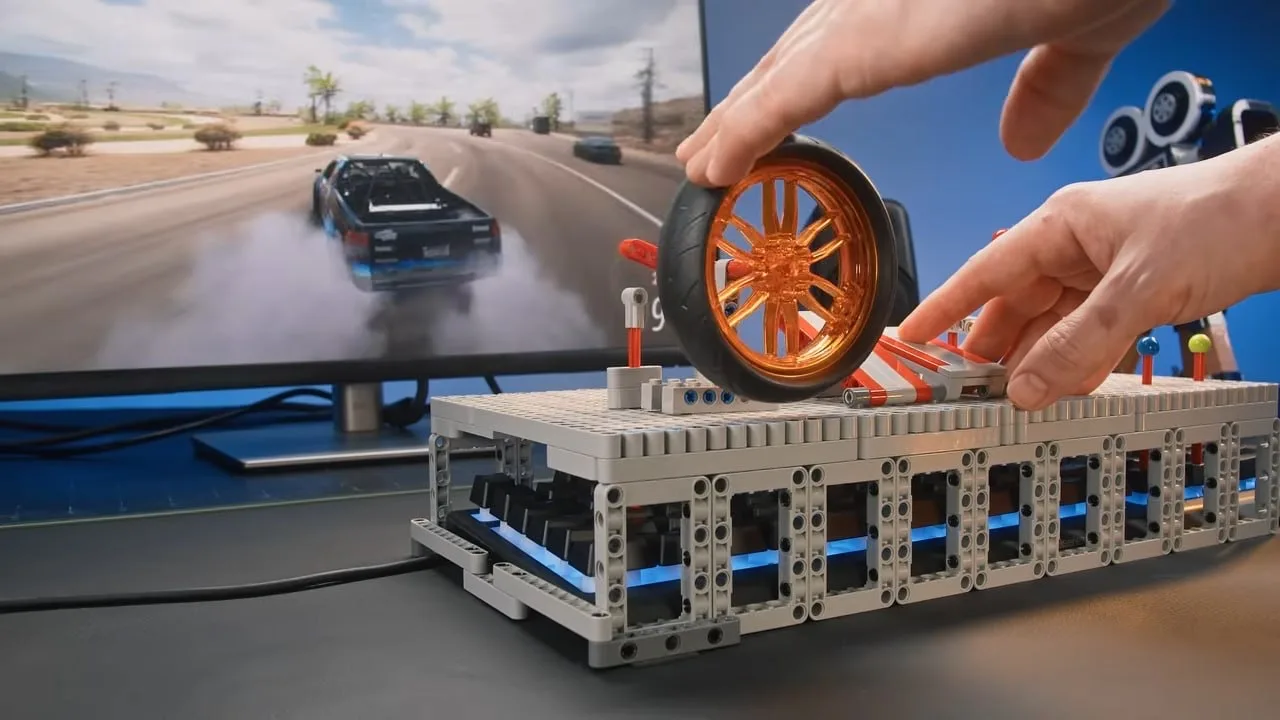 Чел при помощи LEGO превратил клавиатуру в контроллер для гонок — есть руль, газ, тормоз, ручник и к