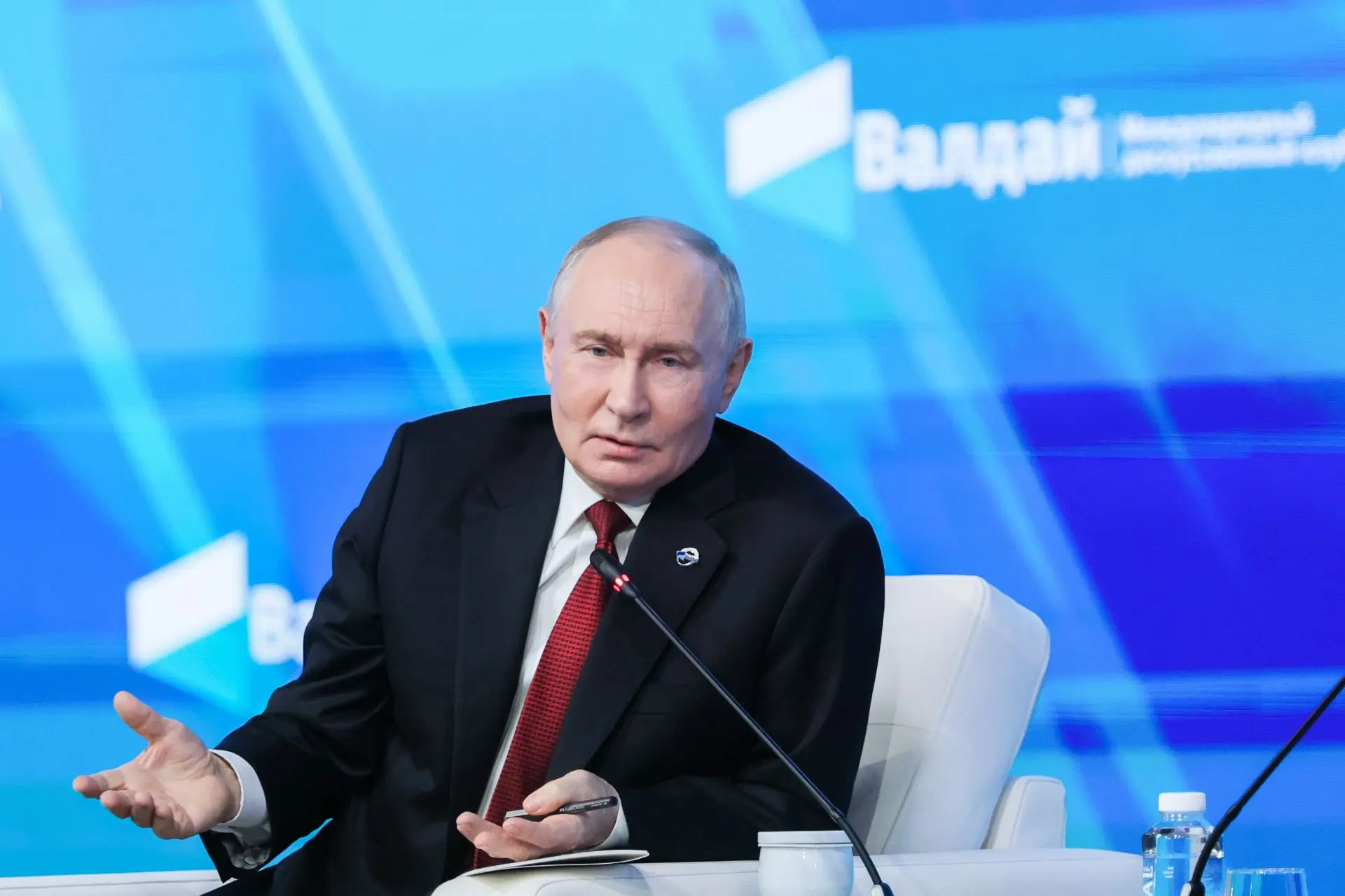 ❗️Владимир Путин заявил, что он за трёхстороннюю встречу с Трампом и Си Цзиньпином, но ...