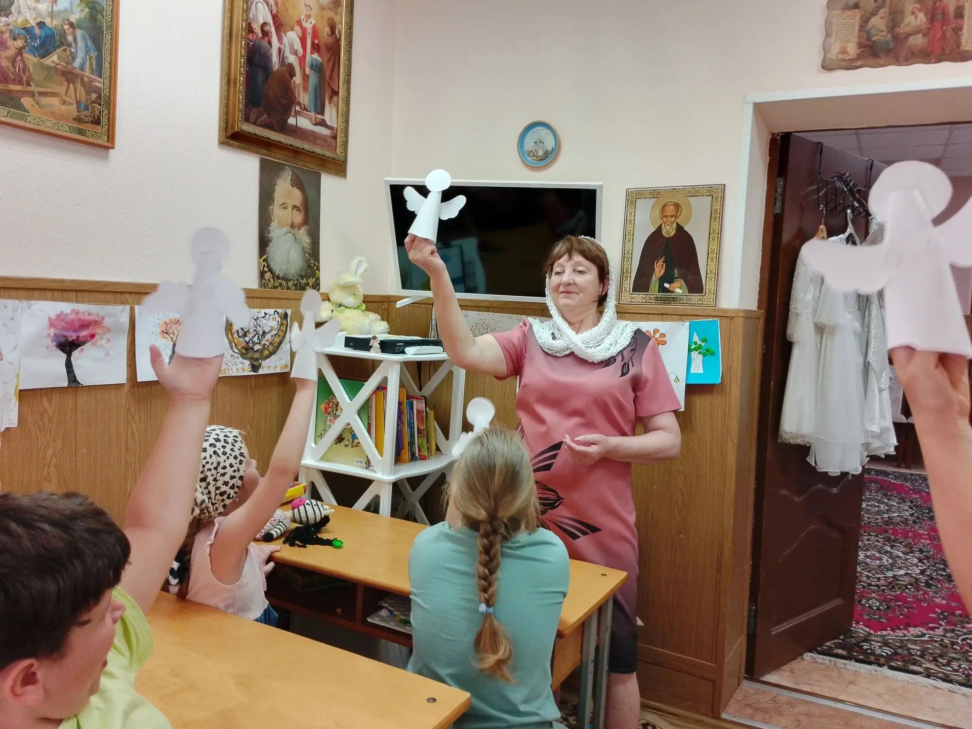 В дни летних каникул специалисты и волонтеры Кавказской детской библиотеки провели на л...