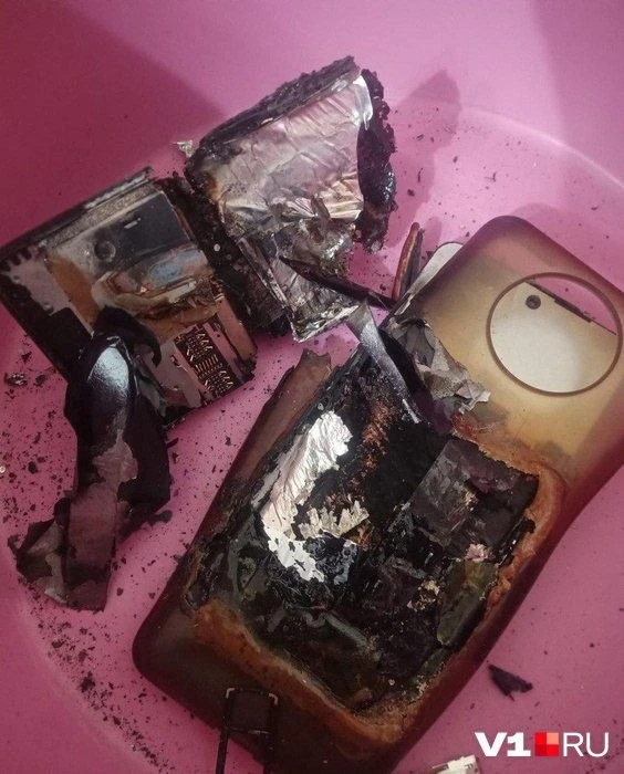 📱Стоящий на зарядке смартфон взорвался у волгоградца 

По словам хозяина, его верный Xiaomi служил 