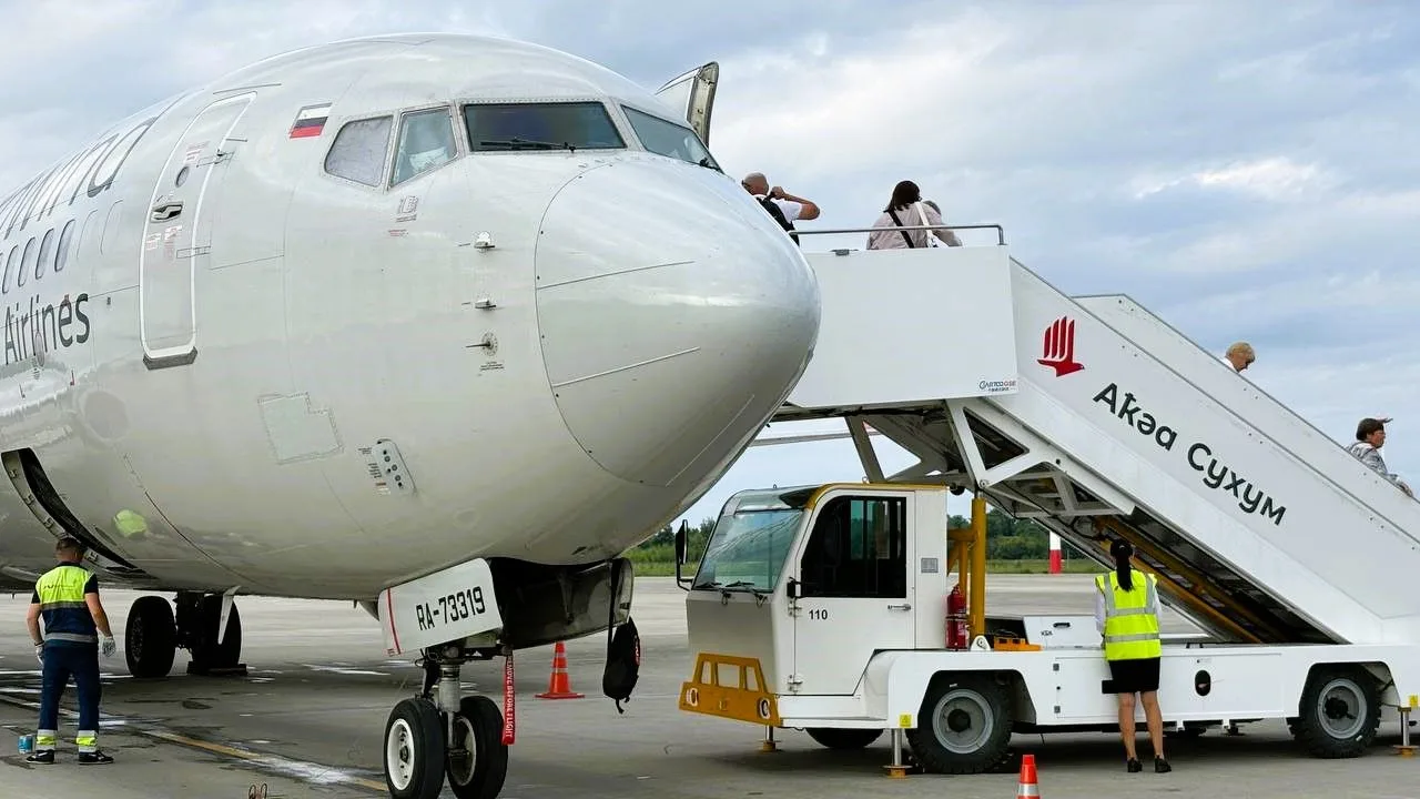 ✈Пока вы собирались на работу, омичи уже прилетели первым рейсом в солнечную Абхазию.