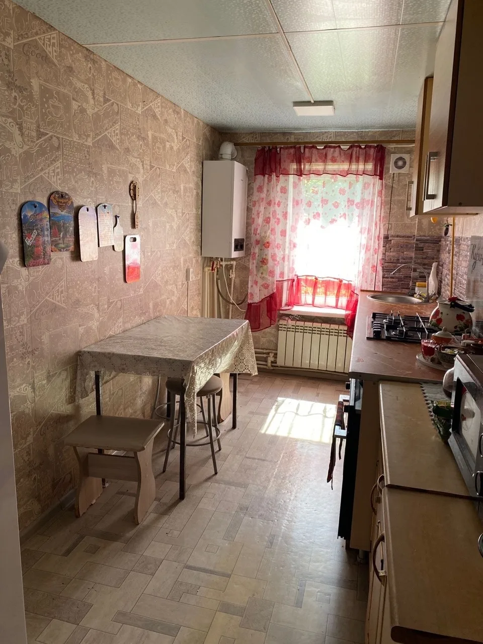 Продам : 1/2 дома. 3 комнаты+ 2 кухни.
Дом большой и очень теплый!
Новый газовый котел.
Новая баня.
