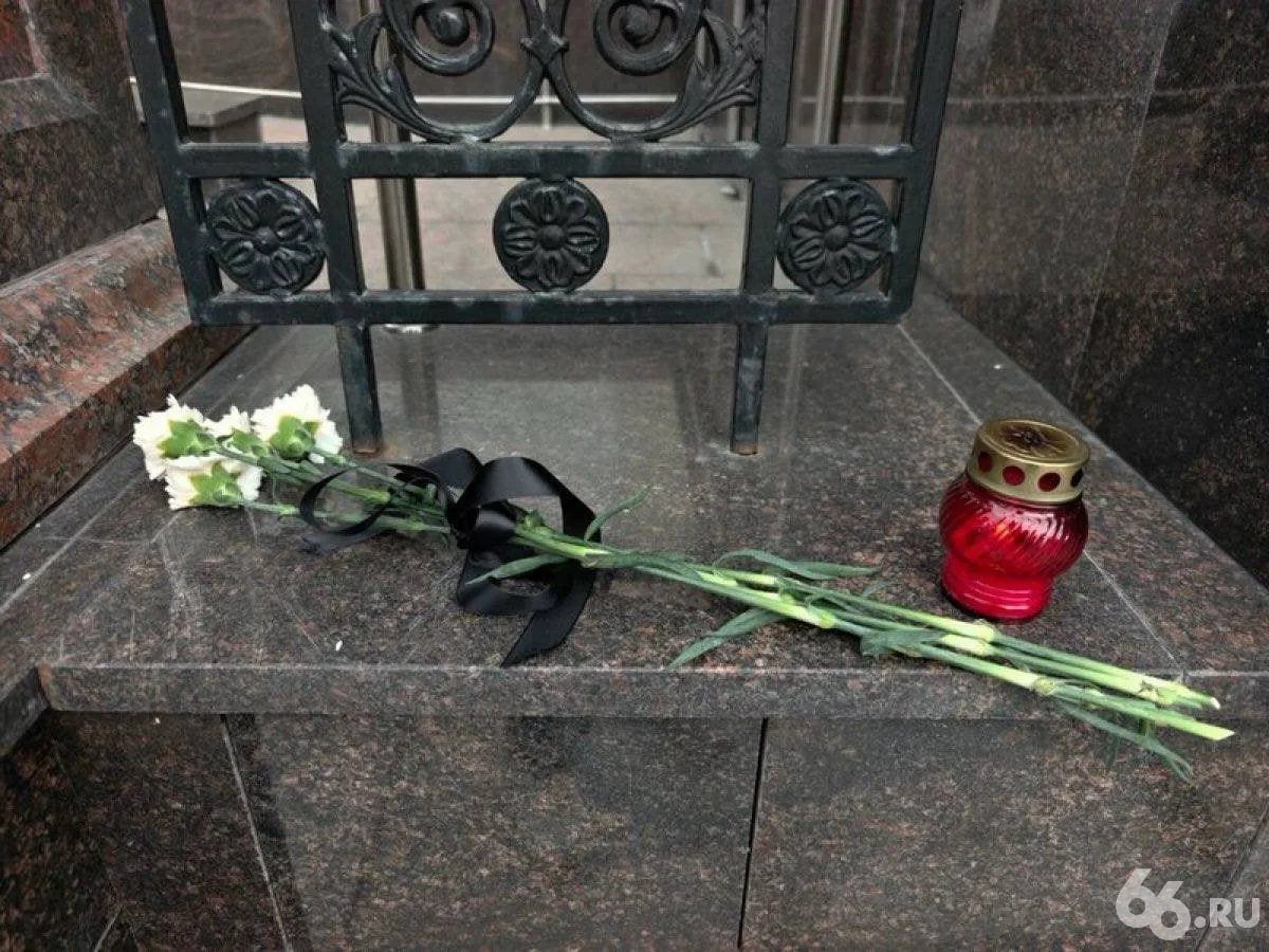 🥀 Люди несут цветы и игрушки к месту гибели четырех человек в ДТП