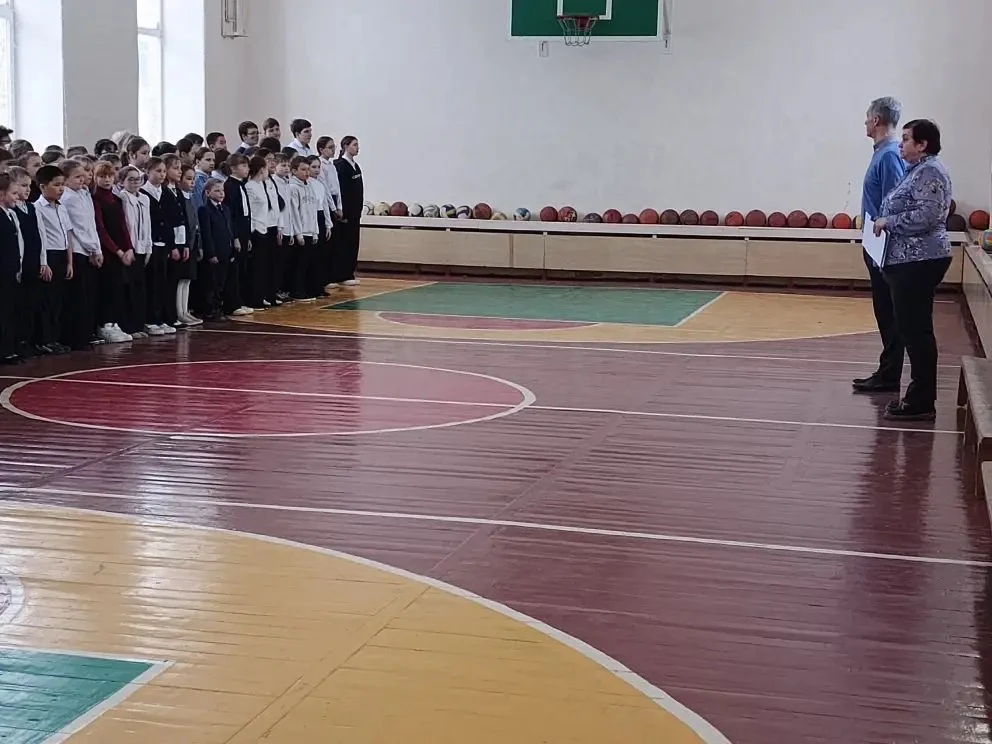 🇷🇺Новая учебная неделя в школе началась с поднятия флага и исполнения гимна.  🏀Грамотами и медалями 