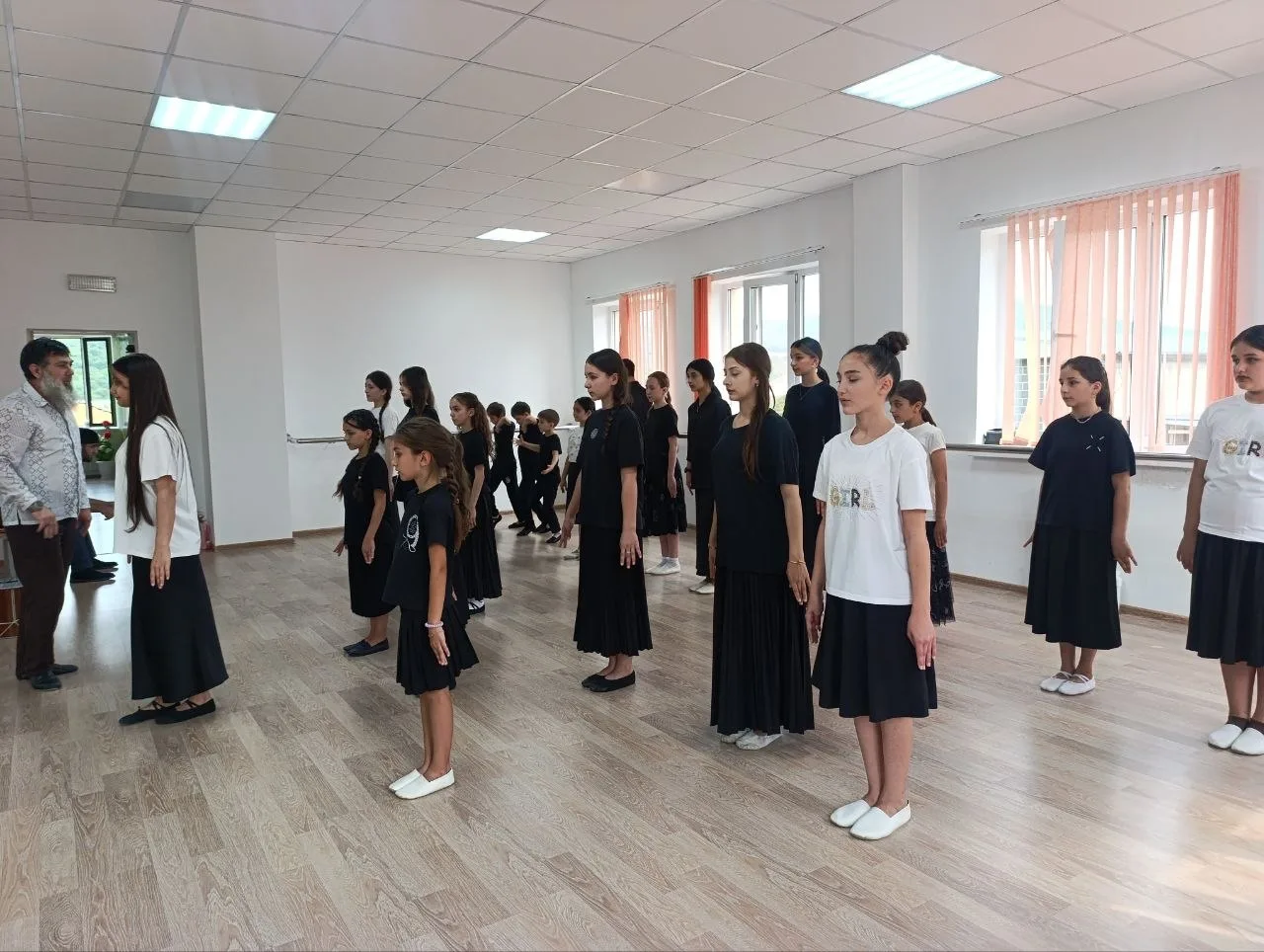 Юные танцоры из Галашек изучают азы национальной хореографии