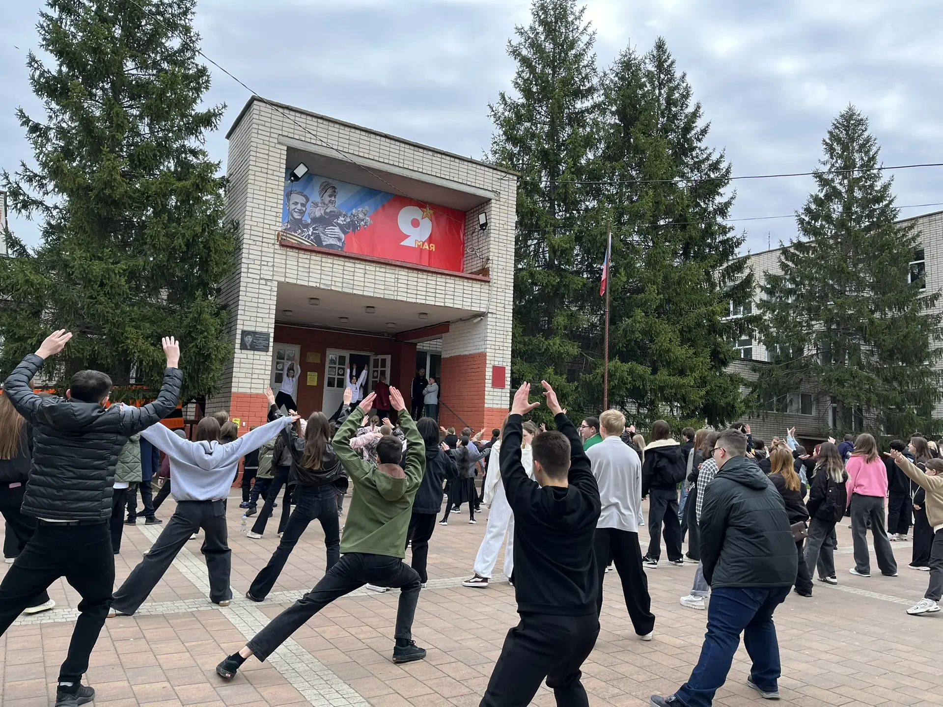 🏃‍♀️Утро в средней школе 18 началось с бодрящей зарядки. Ученики сделали энергичную разминку, настро