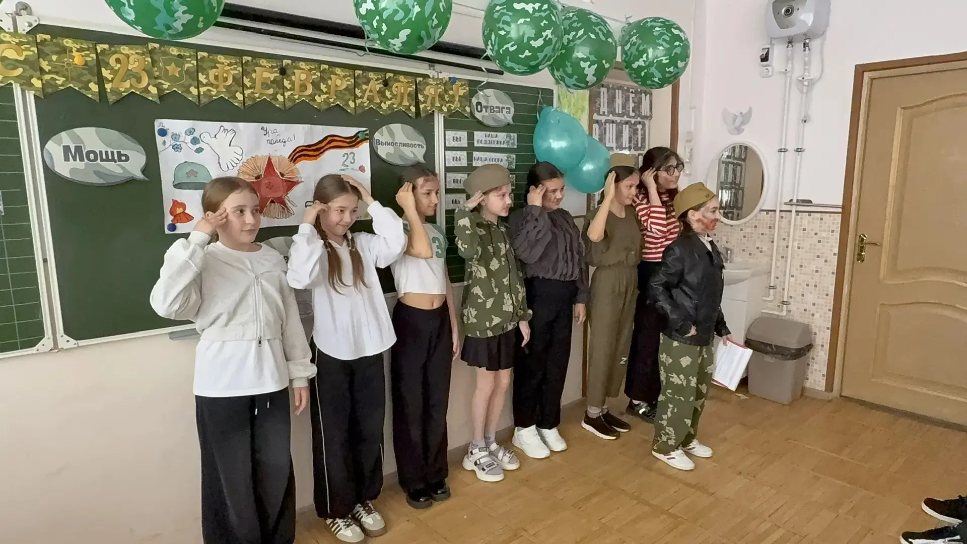 В 4 «Г» девочки поздравили своих одноклассников с Днём защитника Отечества. Для мальчиков были подго