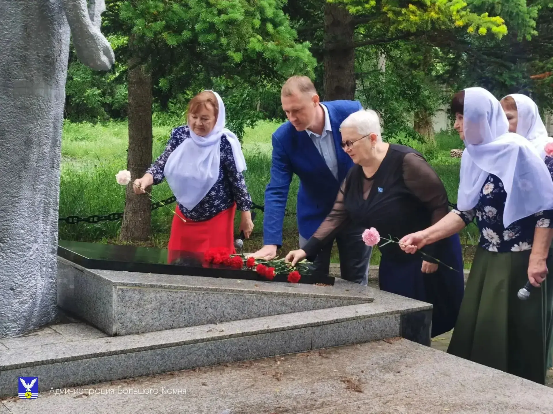 🕊️У монумента «Родина-мать» митинг-реквием собрал жителей микрорайона Южная Лифляндия. Заместитель 