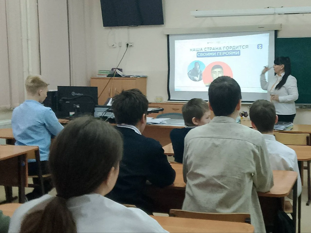 🇷🇺 ГЕРОИ СРЕДИ НАС? 🇷🇺  На этой неделе в 8 «Б» и 9 «А» прошла супер-интересная лекция «Кто такие гер