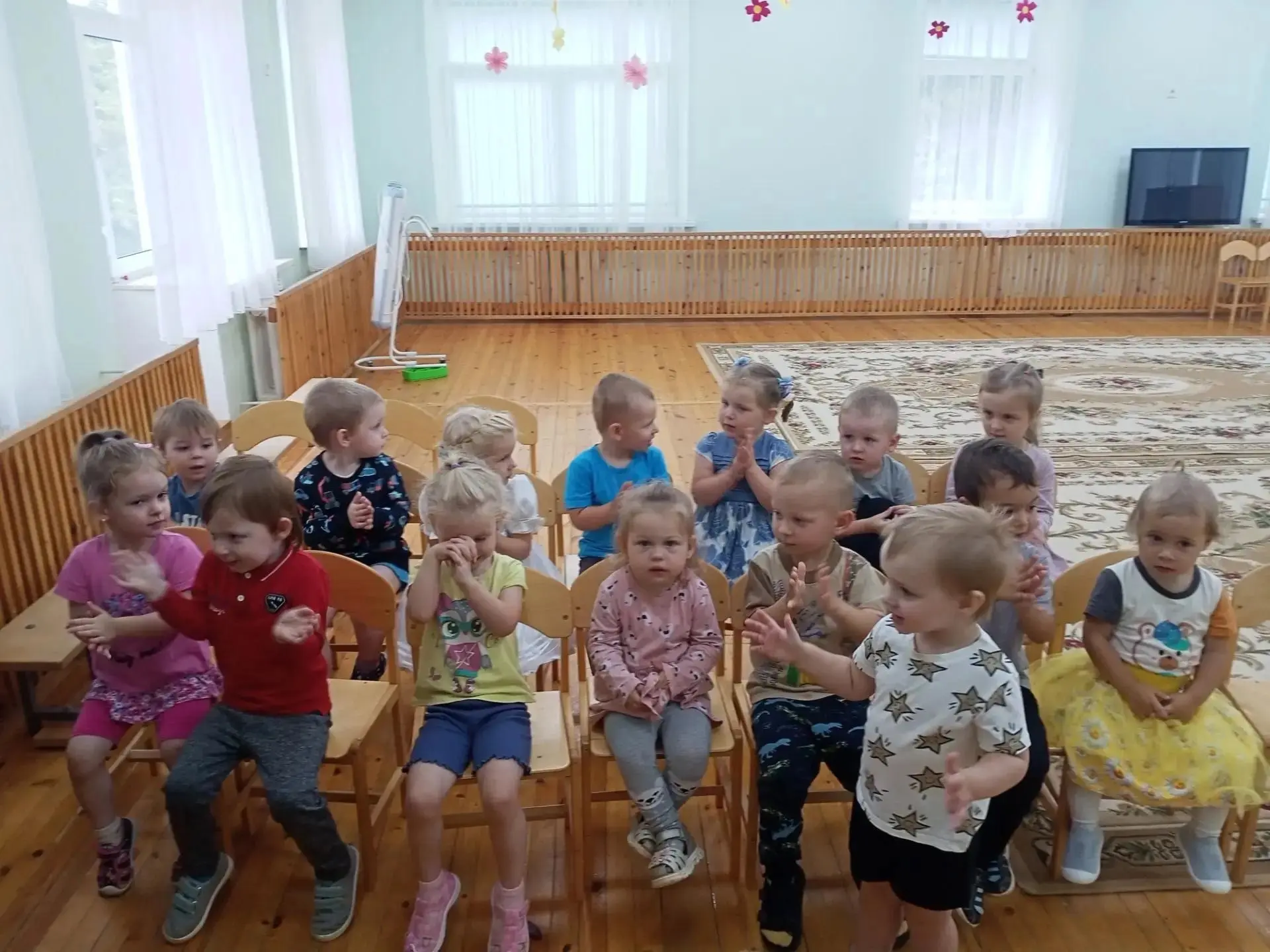 Музыкальное занятие с детьми младшей группы.