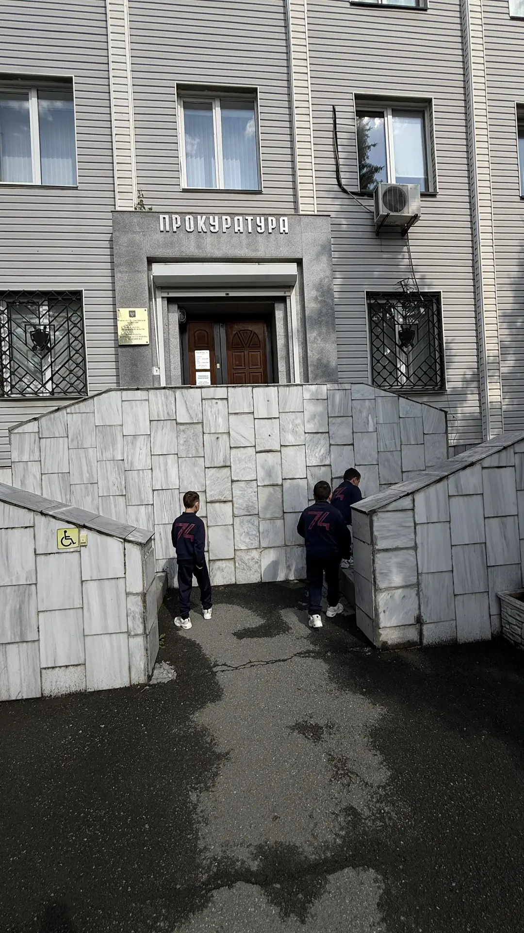 У кого какие дела, а мы с пацанами гоняли по серьезным делишкам.
