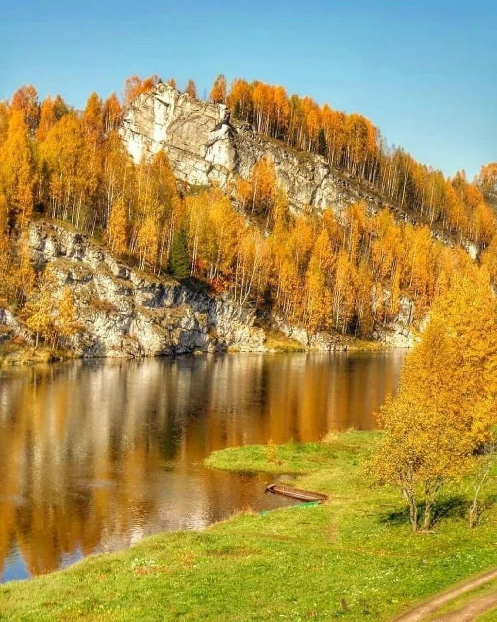 🍂 Золотая осень пришла в Загубашку — посёлок в окрестностях Губахи буквально утонул в ...