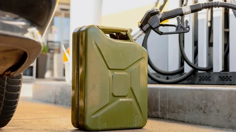 ⛽️ В Салехарде на АЗС «Роснефть» и «Лукойл» не отпускают бензин в канистры

На заправках сетей «Росн
