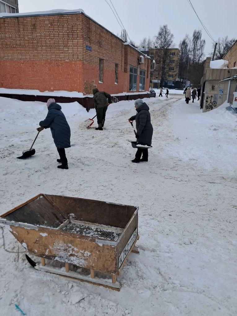 Сегодня на субботнике по уборке снега школьного двора отлично потрудились ребята из Энергокружка ПАО