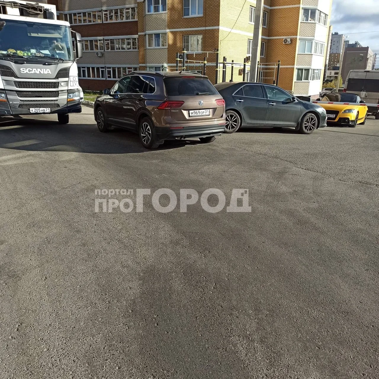 Припаркованные машины помешали вывезти мусор в Чебоксарах