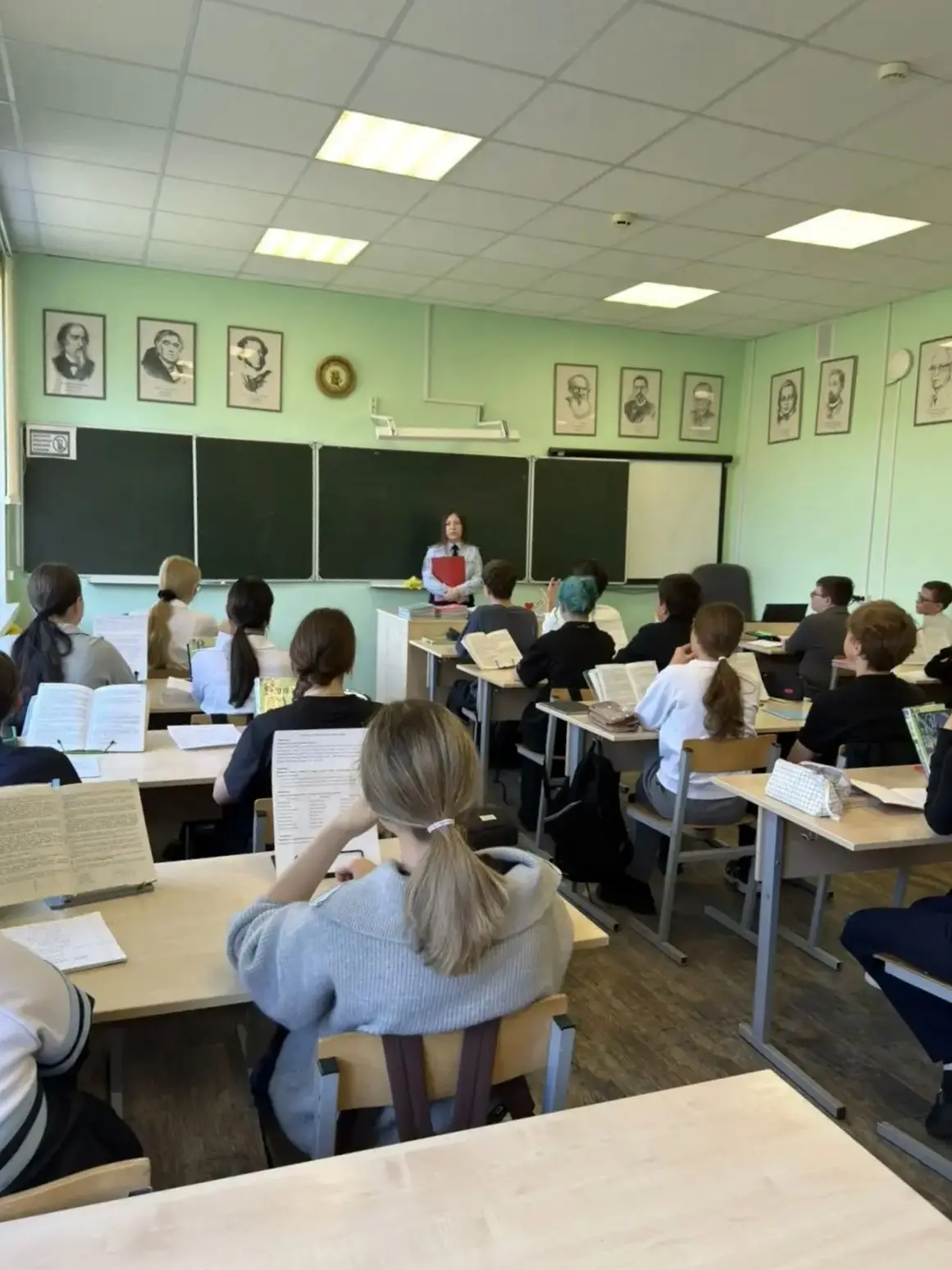 В рамках акции «Ночной патруль» сотрудники ОПДН провели правовой ликбез для школьников ...