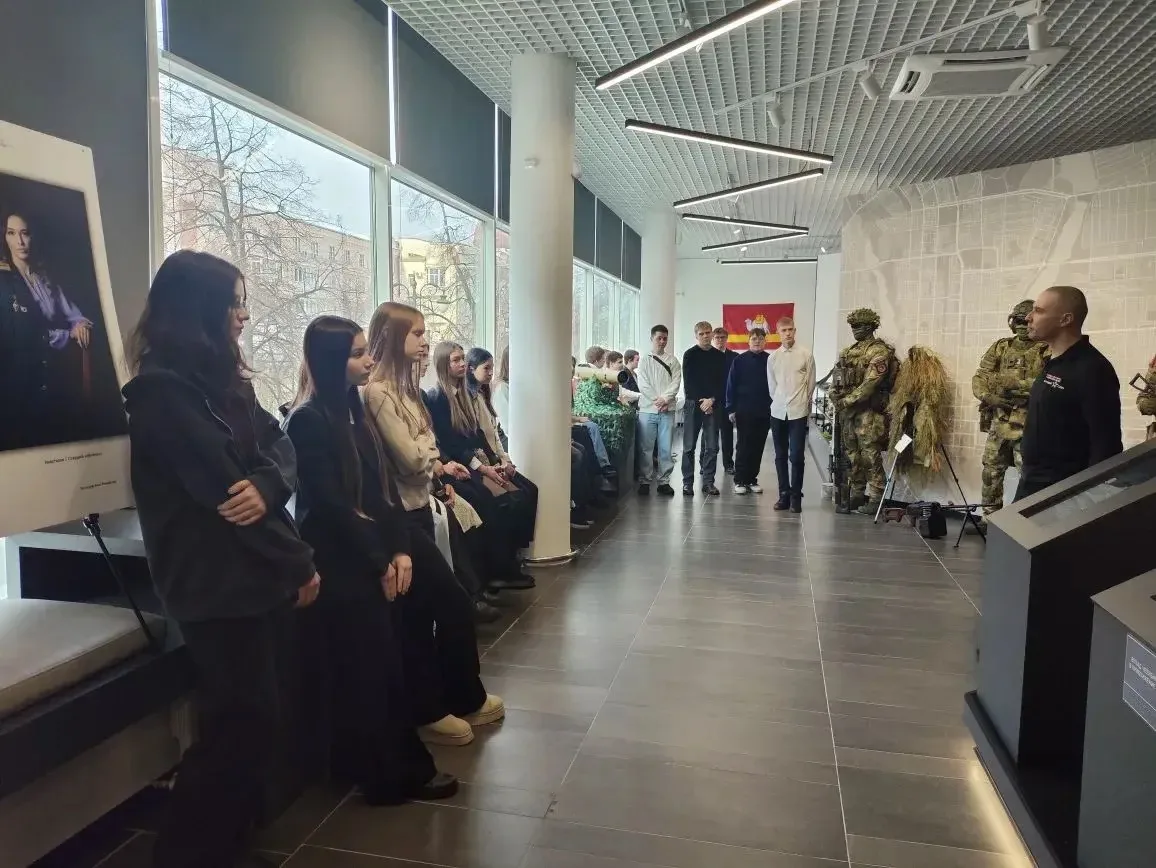 Экскурсия в музей СВО  В пятницу ученики 11Б класса посетили музей СВО. Ребятам показали экспозицию 