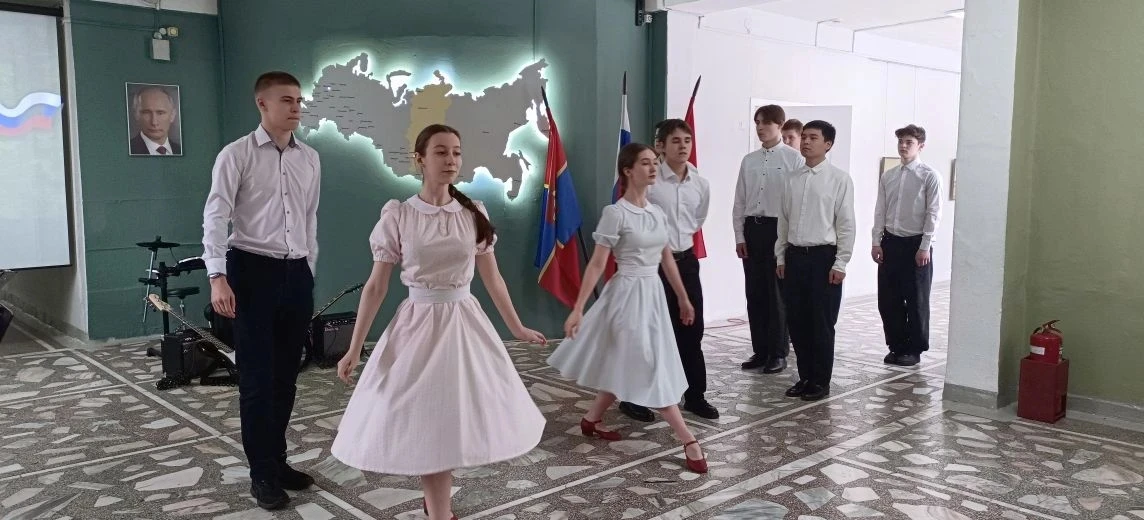 С Днем защитника Отечества! 🇷🇺 В нашей школе прошла особенная линейка.  Сегодня наша школа наполнила