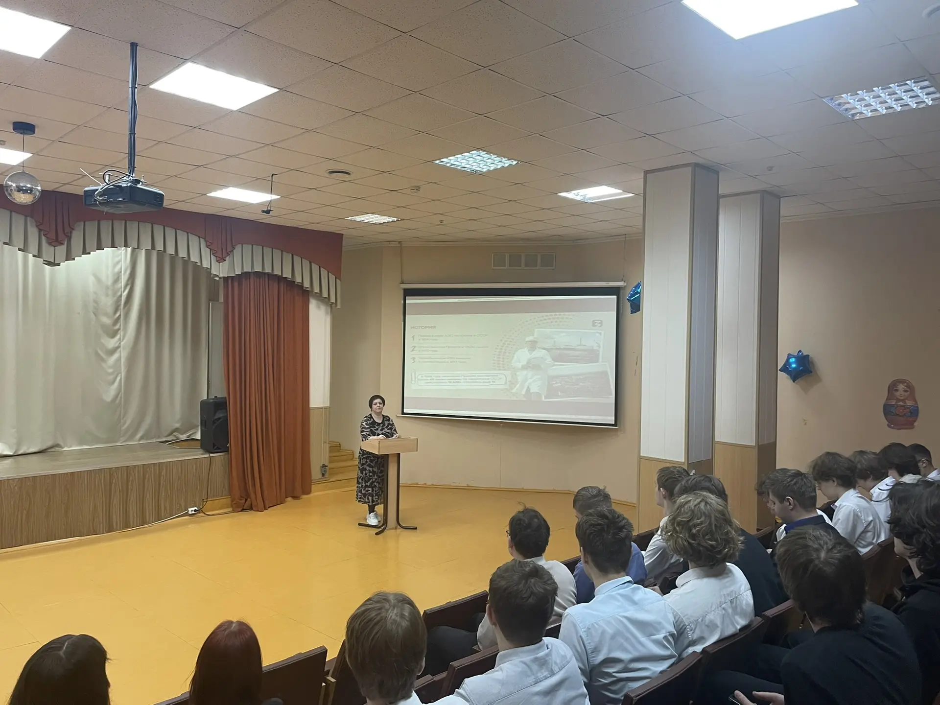🕯️Сегодня для 11 «Б» класса прошла важная встреча — лекция «Чернобыль. Время осмысления»   Ученики в