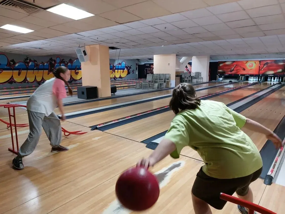 21 мая ученики 6В класса отправились в боулинг🎳 , где отлично провели время, соревнуясь друг с друго