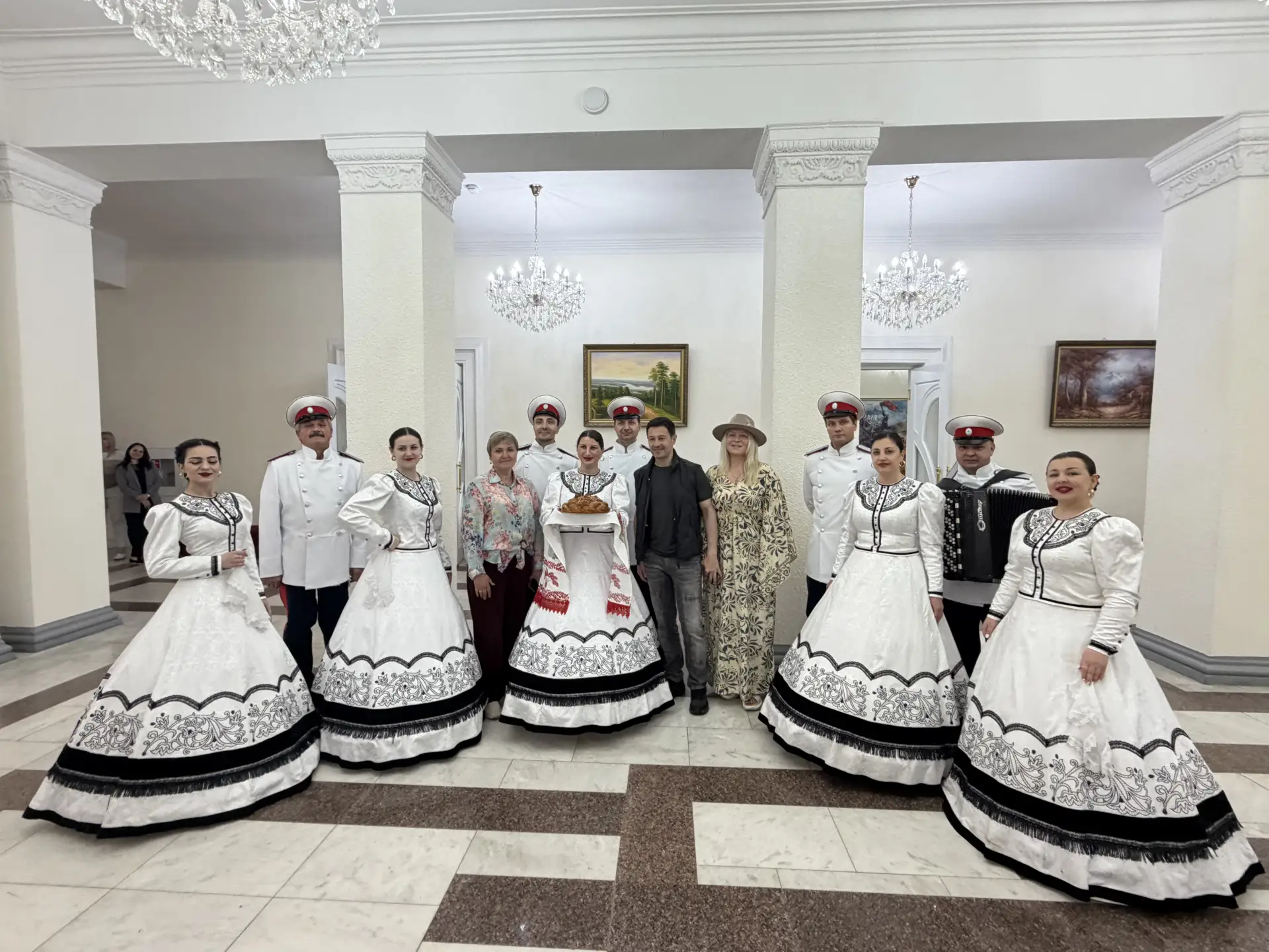 В гостях у Октябрьского района — замечательные артисты Антон и Виктория Макарские. 🎤✨  На Октябрьско